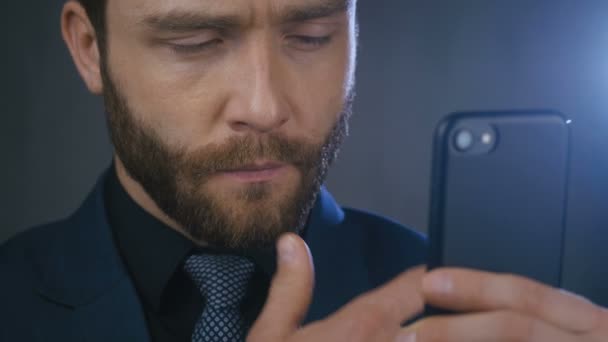 Closeup of Confident Businessman using his Smartphone and Thinking About Business Deal. Vestindo terno clássico. Rede Social. Aplicativos. Smartphones . — Vídeo de Stock