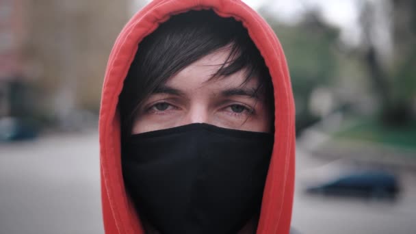 Close-up portret van een jonge man met een beschermend masker buiten, seizoensgriepepidemie op het platteland. — Stockvideo