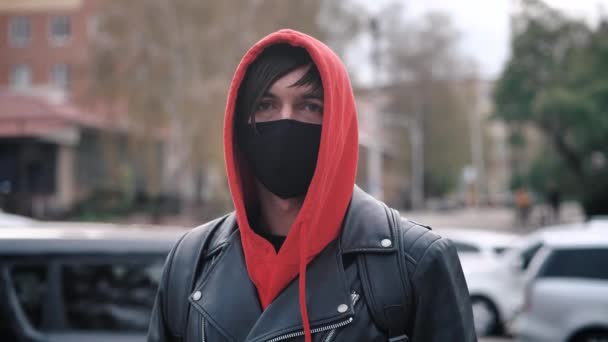 Retrato de un joven con máscara protectora parado al aire libre, epidemia de gripe estacional en el país . — Vídeos de Stock