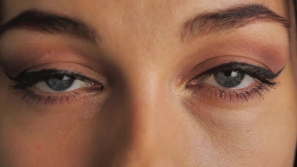 Close up retrato de beleza mulheres bonitas jovens olhos azuis olhando para a câmera . — Vídeo de Stock