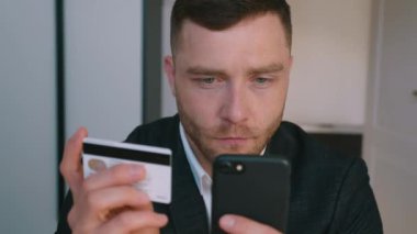 İşadamı Çevrimiçi Bankacılık Akıllı Telefon Kullanımı Kredi Kartıyla İnternet Alışverişi