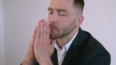 Ofiste masasında oturan hayal kırıklığına uğramış ve yorgun işadamı. Endişeli iş adamı..