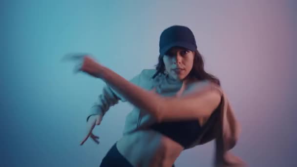 Trandy γυναίκα στο καπέλο χορό σε Multi-Colours Neon Φωτισμός δωμάτιο το βράδυ. Πορτρέτο της νεαρής κομψής γυναίκας που χορεύει στο πάρτι σε νυχτερινό κέντρο διασκέδασης — Αρχείο Βίντεο