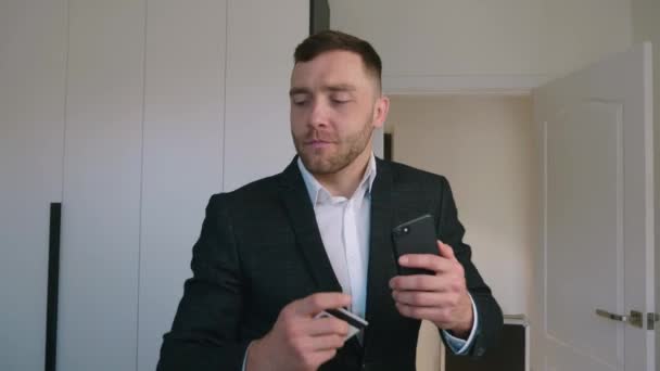 Heureux homme d'affaires appréciant l'homme en ligne bancaire en utilisant Smartphone Shopping en ligne avec carte de crédit — Video