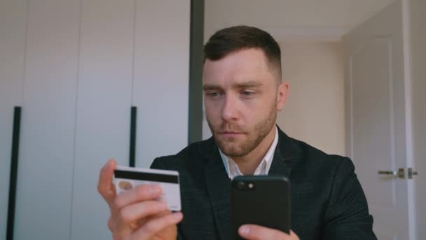 Business Man Online Banking Χρησιμοποιώντας Smartphone Αγορές Online Με Πιστωτική Κάρτα — Αρχείο Βίντεο