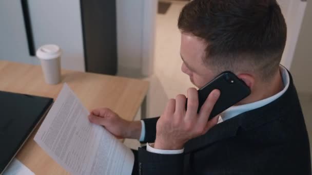 Positieve ondernemer zakenman praten mobiele telefoon emotioneel op kantoor. Telefonische zakelijke discussie, workflow. — Stockvideo