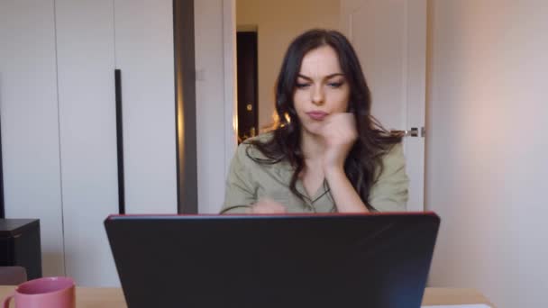 Portrait de femme d'affaires créative dansant assis à son bureau à l'ordinateur portable à la maison. Belle jeune femme danse tout en étant assis à son bureau de travail . — Video