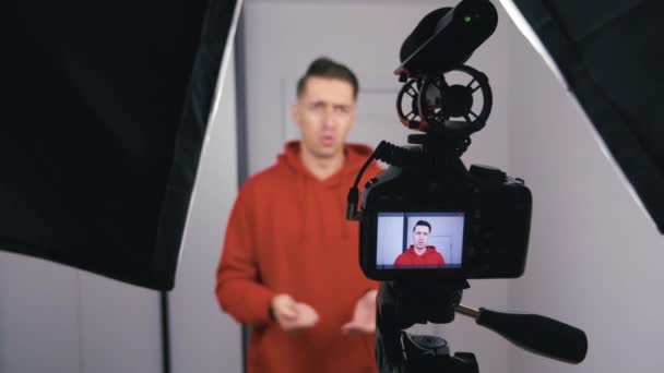 Junger Blogger filmt neues Vlog-Video zu Hause mit professioneller Kamera — Stockvideo