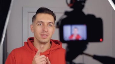 Yakın plan blogcu adam evde profesyonel kamerayla yeni video bloğu çekiyor