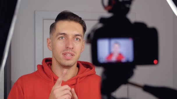 Close-up blogueur homme filmer nouvelle vidéo vlog avec caméra professionnelle à la maison — Video