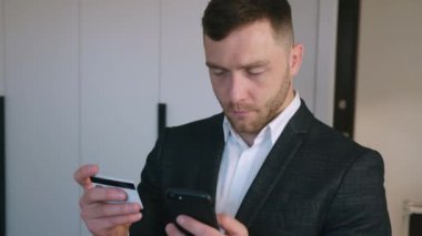 Mutlu İş Adamı Çevrimiçi Bankacılıktan Hoşlanıyor Akıllı Telefon Alışverişi Çevrimiçi Kredi Kartıyla