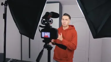 Genç blogcu evde profesyonel kamerayla yeni video kaydediyor.