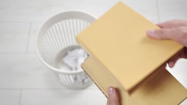 Birden fazla kitabı çöp kutusuna atmak. Eski edebiyat.