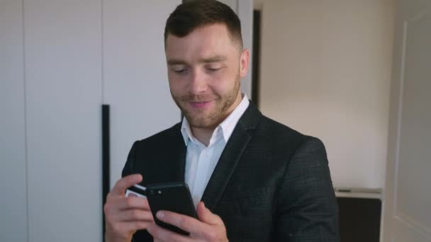Happy Businessman Těší muž Online bankovnictví pomocí Smartphone nakupování Online s kreditní kartou — Stock video