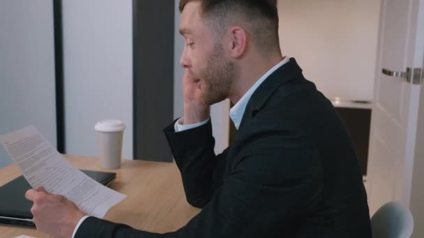 Entrepreneur positif homme d'affaires parlant téléphone portable émotionnellement au bureau à la maison. Discussion d'affaires par téléphone, flux de travail . — Video