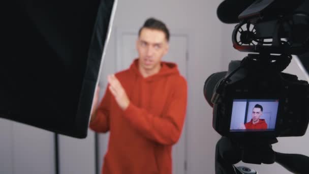 Mladý blogger muž natáčení nové video vlog s profesionální kamerou doma — Stock video