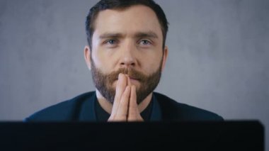 Kapanış İş Adamı Ofiste Masasında Dizüstü bilgisayarla Gece Vakti Projesi üzerinde çalışıyor. Girişimci Yeni Fikirler Düşünüyor.