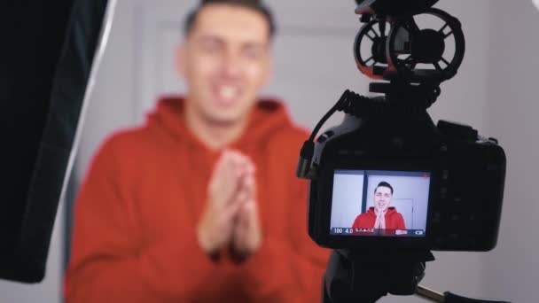 Masculino videoblogger filmando novo vídeo vlog com câmera profissional em casa — Vídeo de Stock