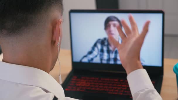 Kızgın agresif iş adamı çevrimiçi bir konferans düzenler, saldırganlık gösterir, orta parmağını müdahaleciye gösterir.. — Stok video