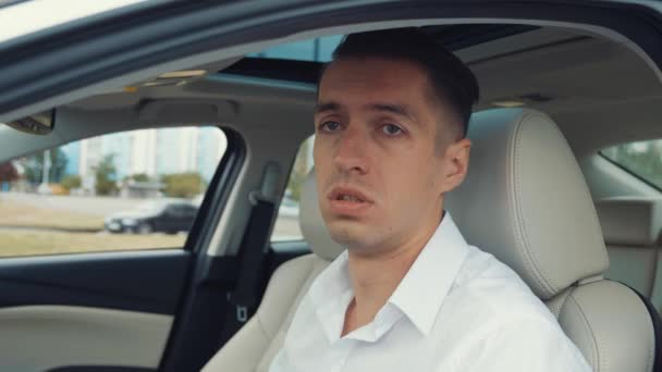 Сумний чоловік-бізнесмен плаче, сидячи в машині. Криза і проблеми в бізнесі. депресивний чоловік — стокове відео