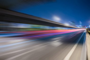 Pekin'de yolda trafik lambası yollar bulanık