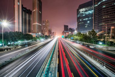 Pekin'de yolda trafik lambası yollar bulanık