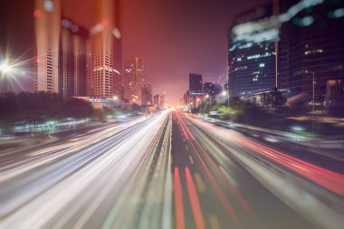 Gece yolda bulanık trafik ışığı 