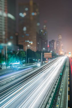 Gece yolda bulanık trafik ışığı 