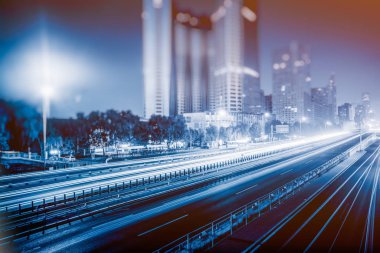 Gece yolda bulanık trafik ışığı 