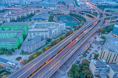 Gece Şangay üst geçidinin hava görüntüsü.