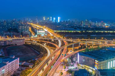Gece Şangay üst geçidinin hava görüntüsü.