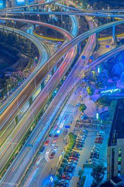 Gece Şangay üst geçidinin hava görüntüsü.