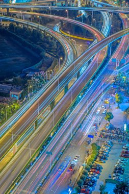 Gece Şangay üst geçidinin hava görüntüsü.