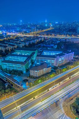 Gece Şangay üst geçidinin hava görüntüsü.