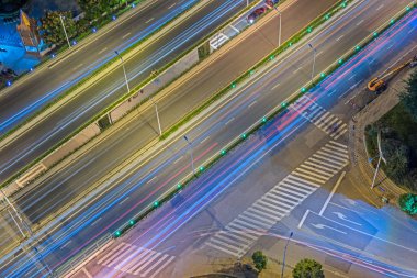 Gece Şangay üst geçidinin hava görüntüsü.