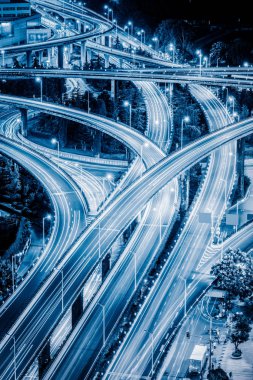 Gece Şangay üst geçidinin hava görüntüsü.