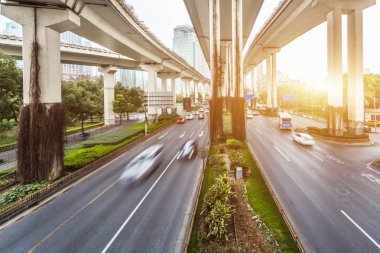 Şangay'daki Üstgeçit altında yolu üzerinde trafik