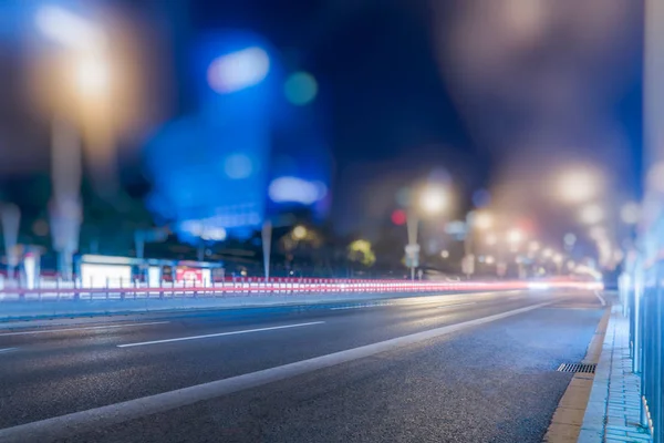 Desdibujado los senderos del semáforo en la carretera en Beijing —  Fotos de Stock