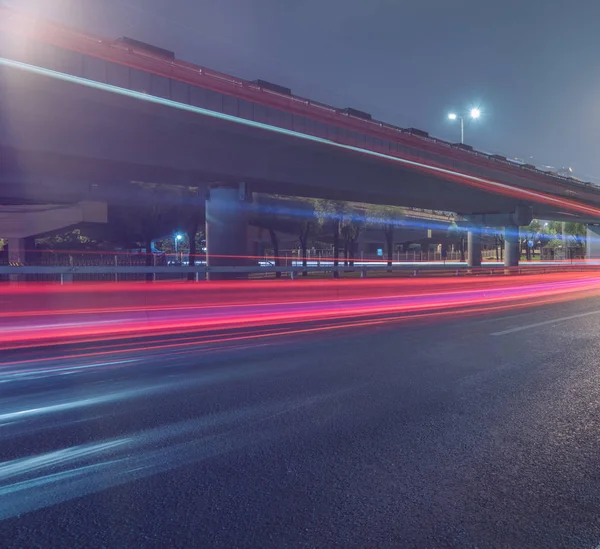 Размытые светофоры на дорогах Пекина — стоковое фото