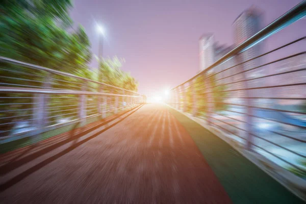 A városkép éjjel Footbridge — Stock Fotó