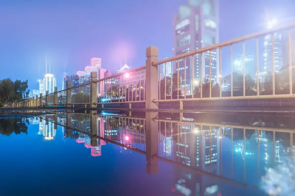 Downtown City skyline längs floden i Beijing — Stockfoto