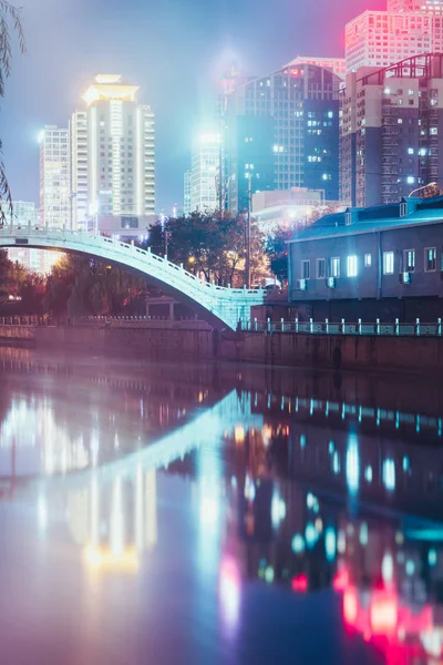 北京で川沿いのダウンタウン街のスカイライン — ストック写真