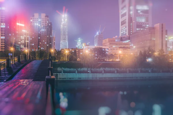 Gångbro med stadsbilden i bakgrunden på natten — Stockfoto