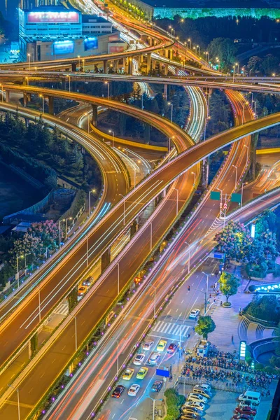 Gece Şangay üst geçidinin hava görüntüsü.