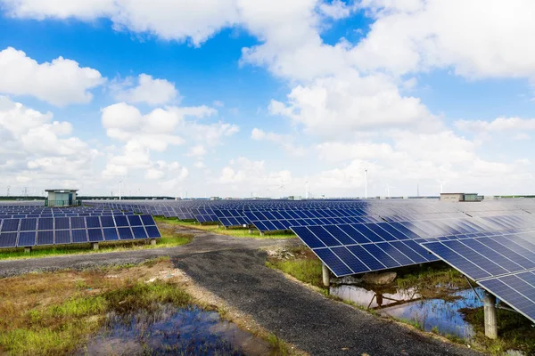 Solpanel på gräsbevuxna fält på landsbygden med skyline — Stockfoto