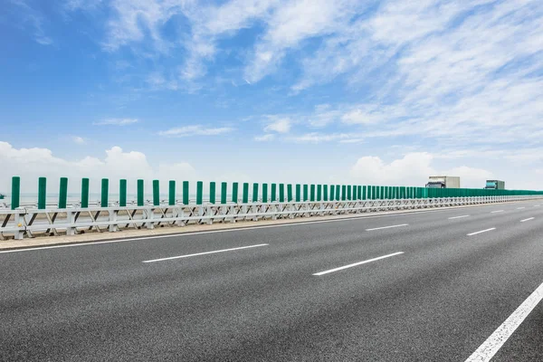 Nubes flotan sobre una carretera — Foto de Stock