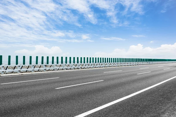 Le nuvole galleggiano sopra un'autostrada — Foto Stock