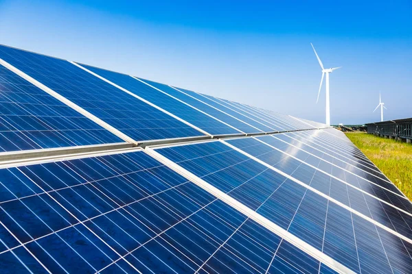 Panel solar en el campo de hierba en el campo con horizonte —  Fotos de Stock