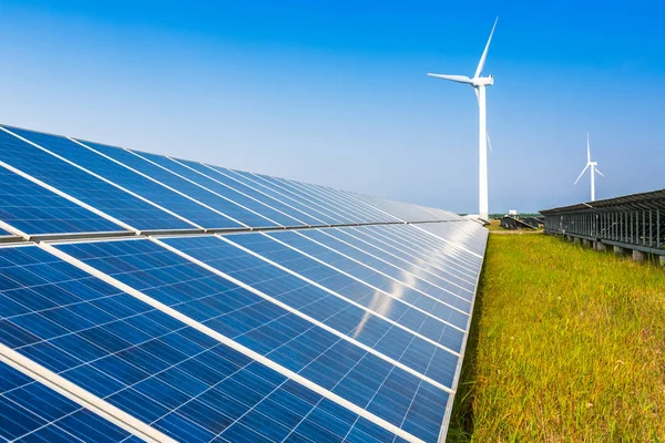 Panel solar en campo de hierba en el campo —  Fotos de Stock