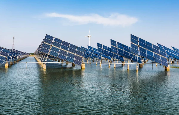 Panel solar en campo de hierba en el campo —  Fotos de Stock